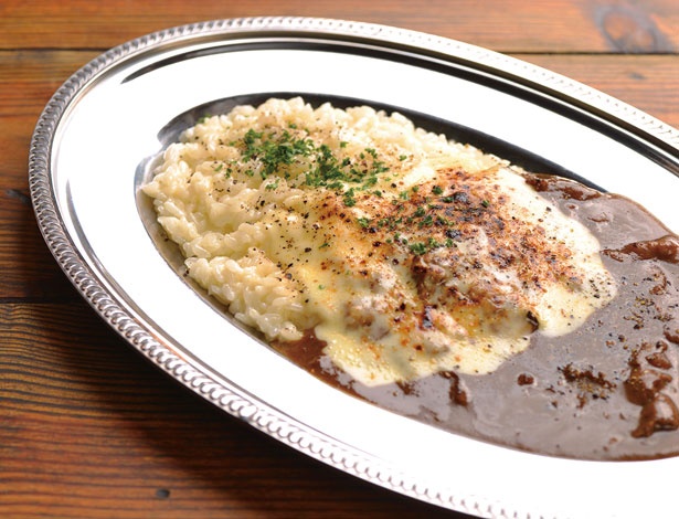 「ノムカ+cafe」の「焼きチーズリゾットカレー」は、スパイスの風味と濃厚チーズが相性抜群！（写真はイメージ）