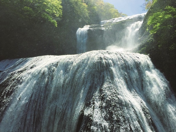 日本三大瀑布の一つに数えられる「袋田の滝」