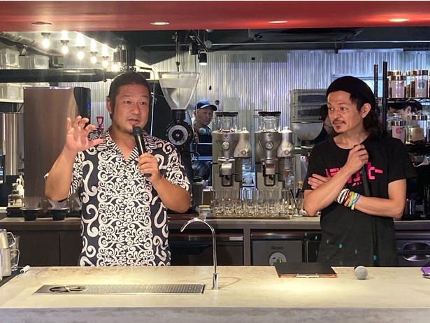 オリジナルドリップバッグコーヒーの開発を手掛けた、国際スペシャリティコーヒー鑑定士の岩崎泰三氏(左)