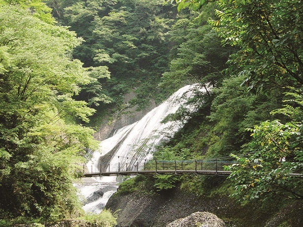 緑におおわれた美しい段瀑に息をのむ！「袋田の滝」｜ウォーカープラス