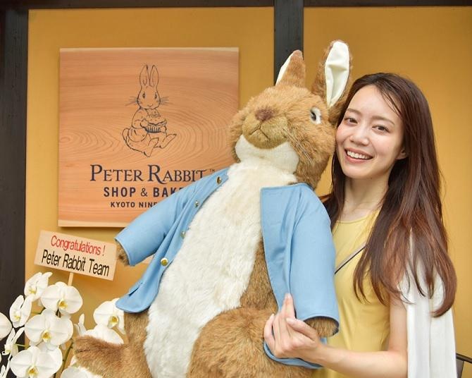 ピーターラビット(TM)のオフィシャルショップが京都に誕生！オリジナルグッズや二寧坂店だけの日本庭園をレポート