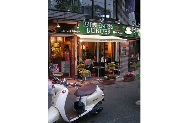 専門サイト加盟店を一気に増加した｢フレッシュネスバーガー｣。カフェのような雰囲気の店内で食べても、デリバリーで家で食べてもとチョイスが増えた