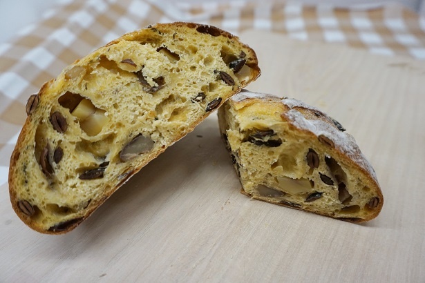 【写真を見る】売切必至、シニフィアン シニフィエのパンのフェス限定パン「パン オトンヌ」(3200円) 