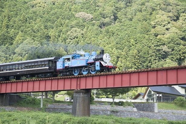 「道の駅 川根温泉」近くで鉄橋を渡るトーマスを撮影