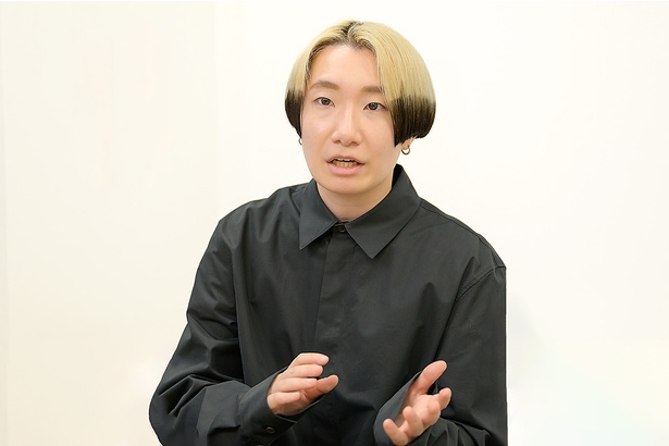 美大出身の加藤さんは、ブランドや製品の魅力をどう人に伝えていくかを考えながら、周囲とコミュニケーションをとりながら、ブランドの世界観を表現している