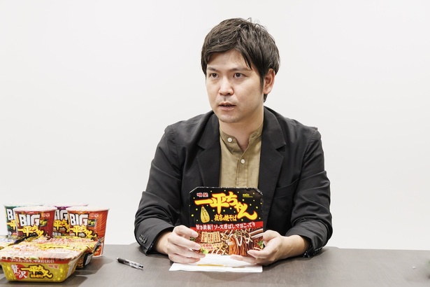 「明星　一平ちゃん夜店の焼そば」は2023年7月にリニューアル。ソースねり込み麺、液体ソース、ソースふりかけの「三枚看板ソース」で“こってり感”をアップさせた