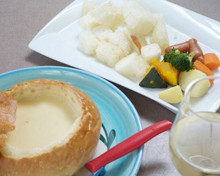 器まで食べられる！ 富良野で人気のチーズフォンデュとは