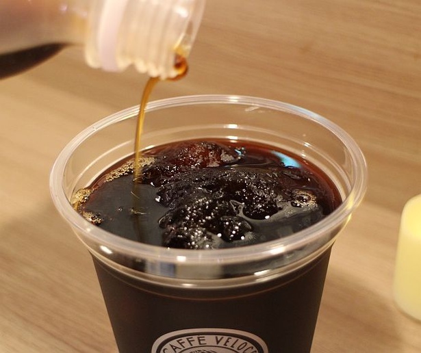 液状のコーヒーがモコモコッとシャーベット状の氷に変身！