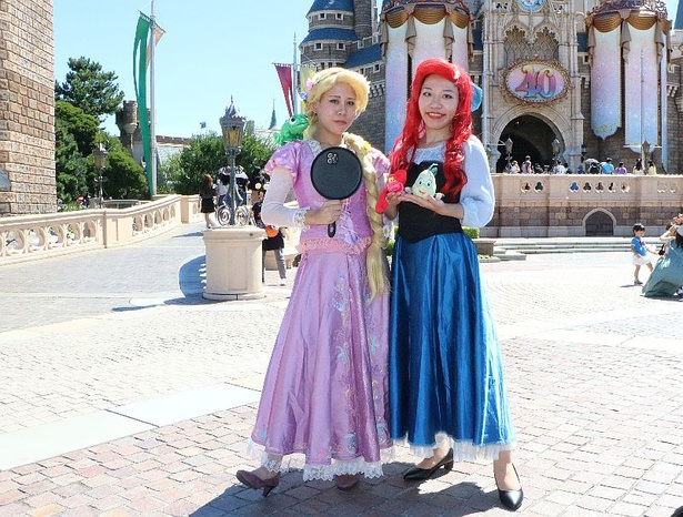 フライパンを持ったラプンツェル(写真左)
