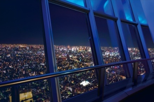【写真を見る】東京スカイツリー(R)の天望デッキからの夜景はまるで宝石箱のよう