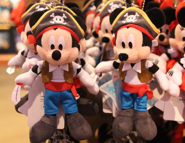 海賊に変身したミッキーマウスの「ぬいぐるみバッジ」(1700円)。手には剣が握られている