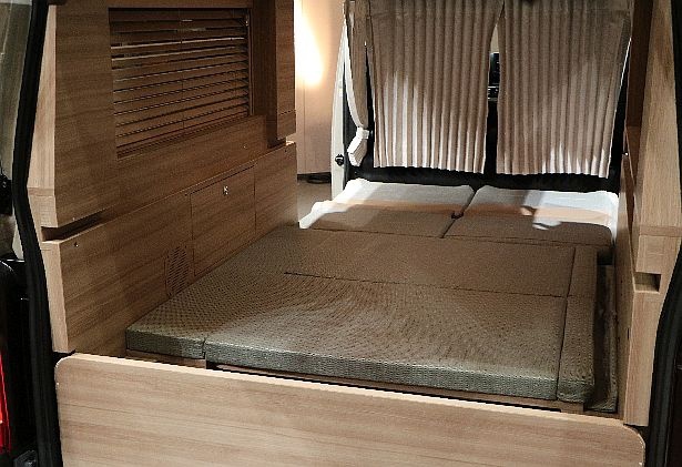 車中泊用のベッドは折りたたみベッド、跳ね上げベッドの2パターンから選択できる。こちらは折りたたみベッド使用時