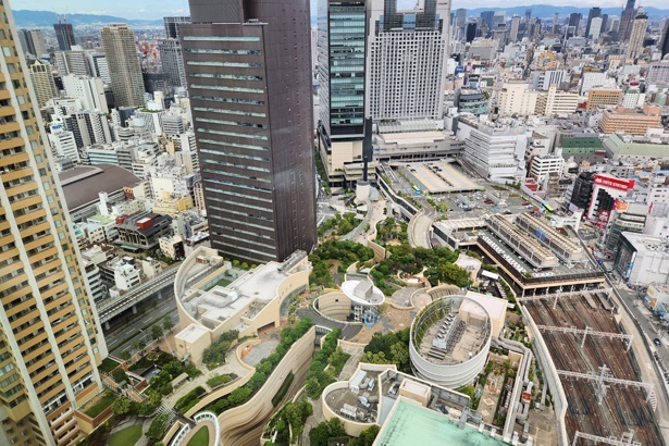 なんばパークスをはじめ大阪の街並みが眼下に広がる