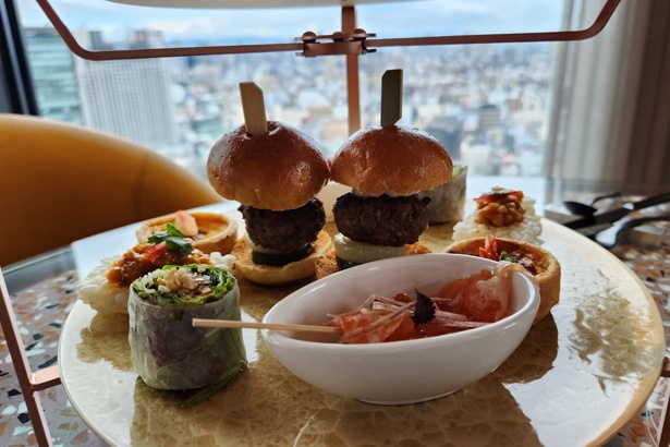 生春巻きやライスクラッカーなどセイヴォリーにもタイの味覚が