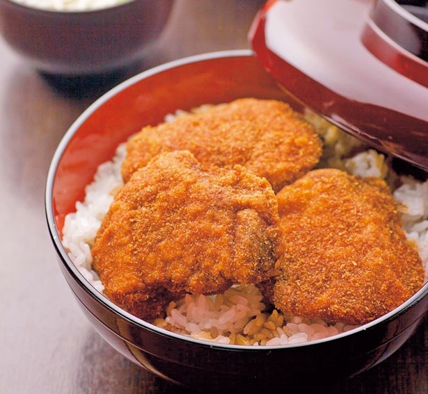 「ヒレカツ丼」(1620円)。分厚く切られたヒレ肉は、柔らかく楽しい歯応え/とんかつ 喜多呂