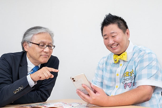 「いい歯は毎日を元気にプロジェクト」による“チェックリスト”を体験するはっしーさん
