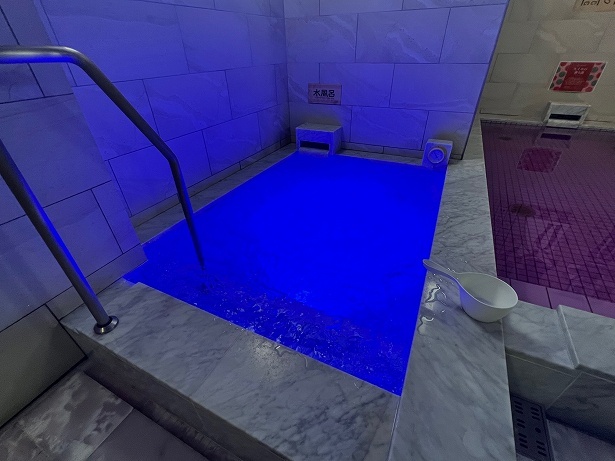 水風呂は青い照明でより冷たく感じる