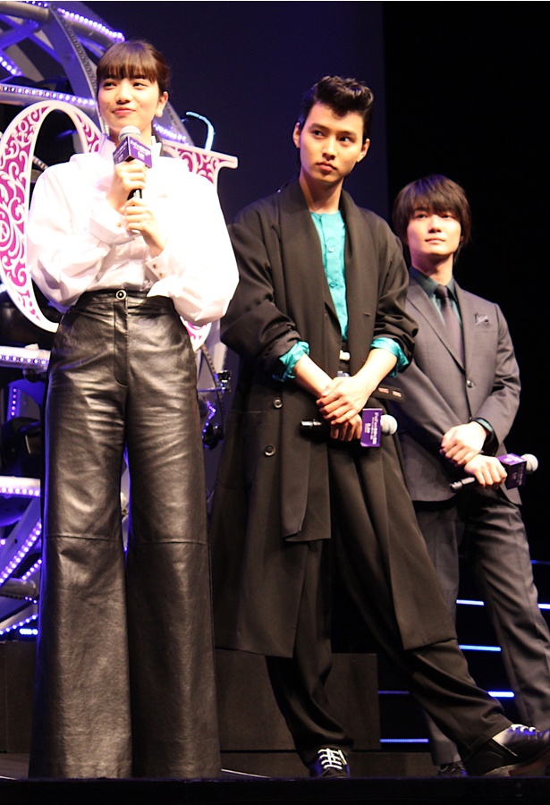 【写真を見る】小松菜奈、マニッシュなパンツスタイルで登場！山崎賢人は学ランのような姿を披露