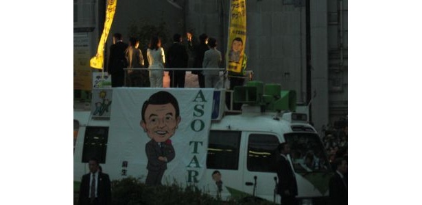 麻生総理のイラストが描かれた車の上で演説