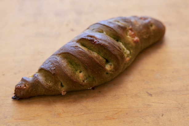 「抹茶とホワイトチョコレートのおいしいパン」(210円)は、サックリとした表面の食感がアクセント。抹茶の苦味とチョコの甘味が相性抜群