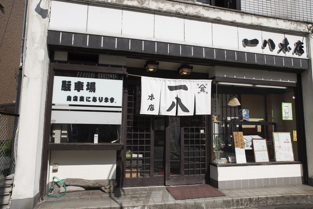 大須交差点を南に進めば一八本店が見つかる。周辺には仏具店が多く、かつては漆器店や金物店も多かった