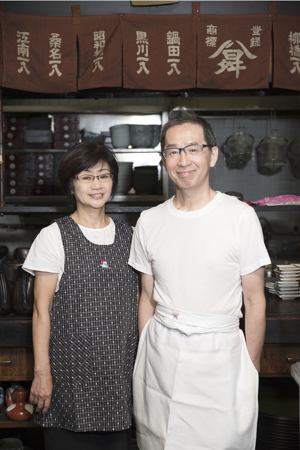 4代目店主の上田正隆さんと妻の冨美子さん。のれんに描かれた登録商標は、店名と2代目昇太郎さんの“昇”をデザインしたもの