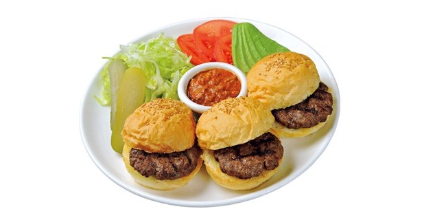 ｢MOON CAF&#201;｣の｢HONMOKU ベビームーンバーガー｣(1400円)は、添えられたトッピングでオリジナルな味で食べよう