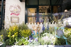 ピーターラビットガーデンカフェ 自由が丘の店頭には、草花に囲まれて立つピーターラビットのスタチューが
