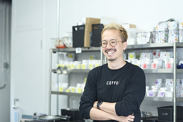 現在、週2日は「Factory」で焙煎に専念。金髪、メガネ，ヒゲは、創業時から変わらない中村さんのトレードマーク