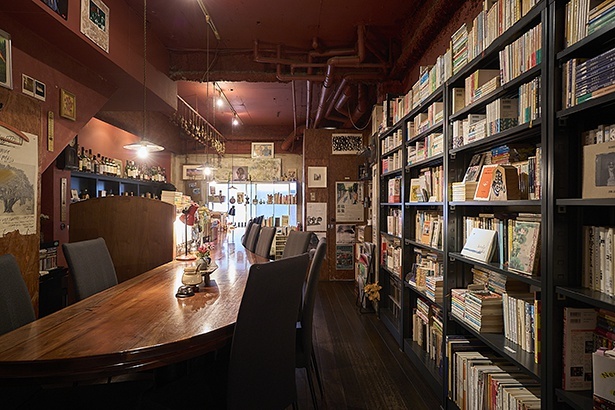 壁一面の本棚には、小説からエッセイ、学術書、画集や雑誌まで、幅広いジャンルの本が