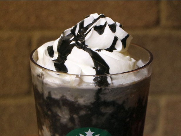 【写真】テーマは「STARBUCKS Halloween Peek a Boo!(いないいないばあ)」。トッピングも黒くてビックリ!?