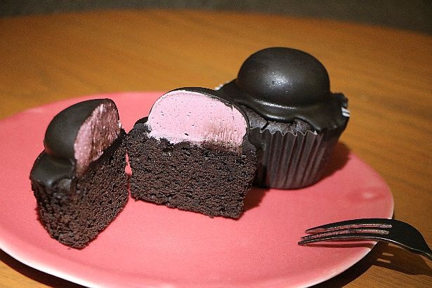 真っ黒に覆われた怪しげな「ハロウィンチョコレートケーキ」