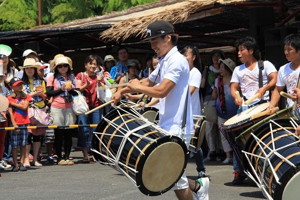 朝一番の「お迎えライブ」や「日替わり屋台イベント」では、至近距離でライブやトークが聞ける、ファンにはたまらない機会