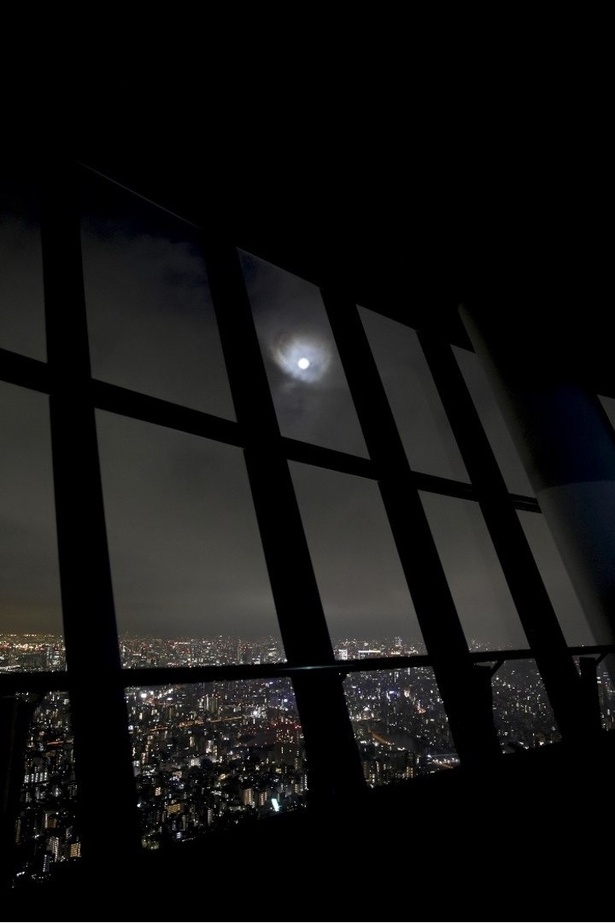 東京スカイツリー天望デッキから望む月