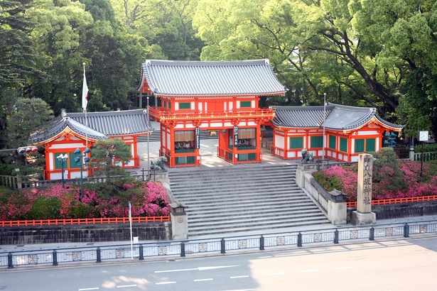 八坂神社は古くから、‟祇園さん”の愛称でも親しまれている
