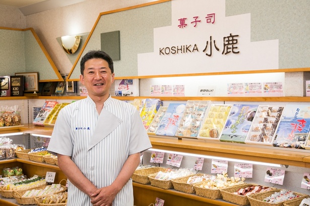 父親である初代から2年前に店を引き継いだ二代目・小鹿卓司さん。札幌の菓子メーカーで修行を積んだ経験を活かし、和と洋を融合させたお菓子を日々生み出しています