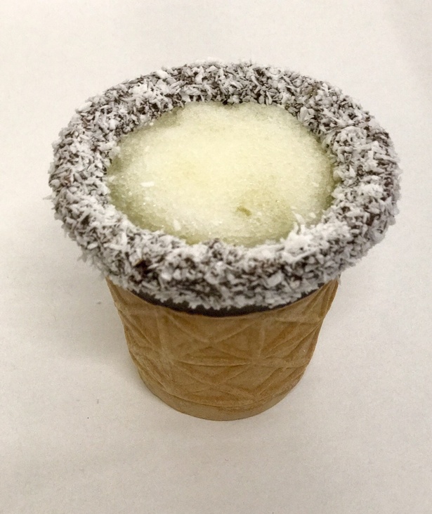 コーンをチョコレートでコーティングし、縁にはフレーバーを。カップの底にはマシュマロやチョコクリームなどを入れ、その上からコーヒーや紅茶、ウイスキーなどを注いで楽しむ