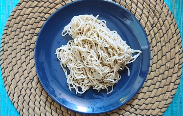 作り方3.温めたそばをほぐす