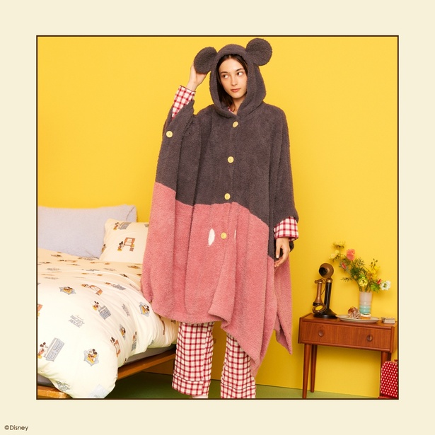 「【Sleep】Mickey/ポンチョ」(8580円)のバックスタイルの裾には「GELATO PIQUE」のロゴが付いている