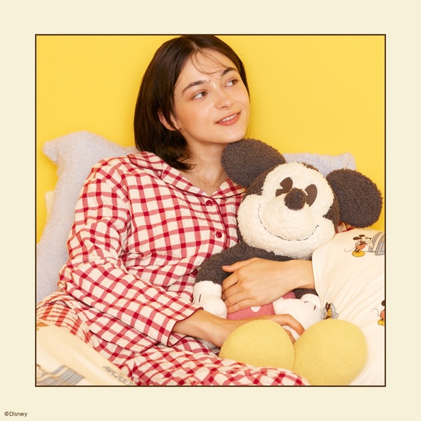 「【Sleep】Mickey/抱き枕」(1万890円)はふんわりとした優しい抱き心地　※直営店舗では取り扱いなし