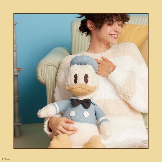 寝具セットやマルチカバーなどと共にベッド周りをコーディネートしても。「【Sleep】Donald/抱き枕」(1万890円)　※直営店舗では取り扱いなし