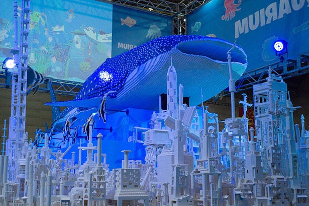 LEGO(R)ブロックで作られた、4メートルもの巨大なジンベイザメ