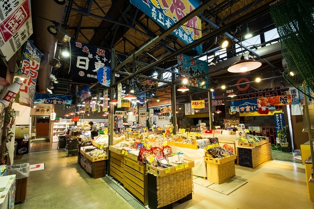 JR稚内駅すぐそばの稚内副港市場は、みやげ店やレストラン、温泉などが軒を連ねる複合商業施設