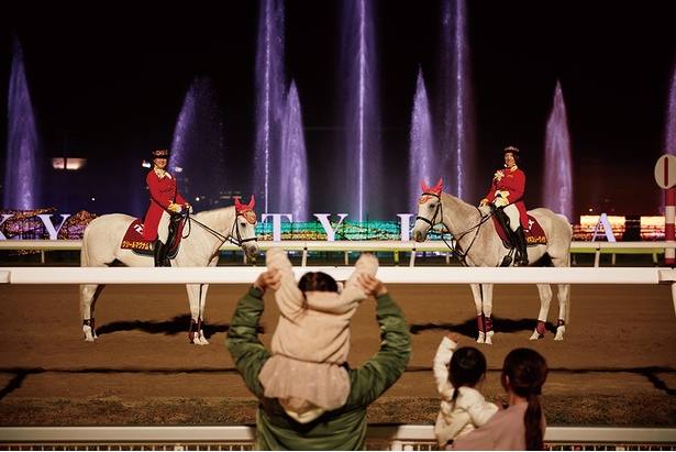 「虹色に輝く光の大噴水」と誘導馬のコラボは必見！