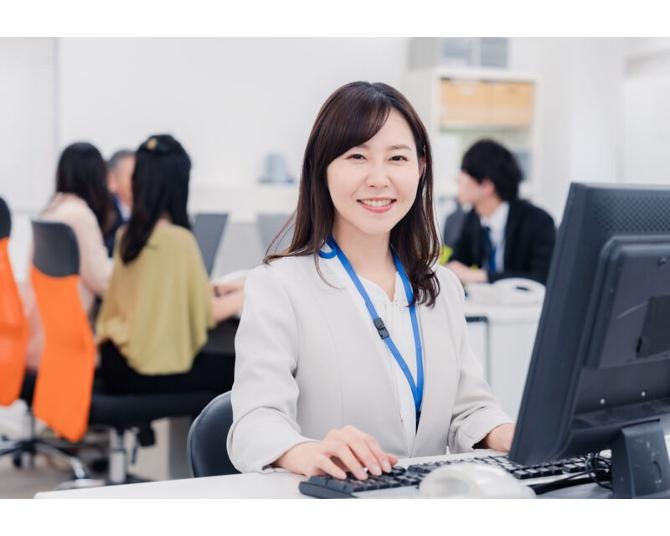 アフターコロナで働き方に変化！フル出社が4倍に増加し、満足度は低下傾向に