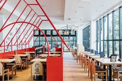 開放的な明るい空間に、PEANUTS (ピーナッツ)の世界観が散りばめられたカフェ店内