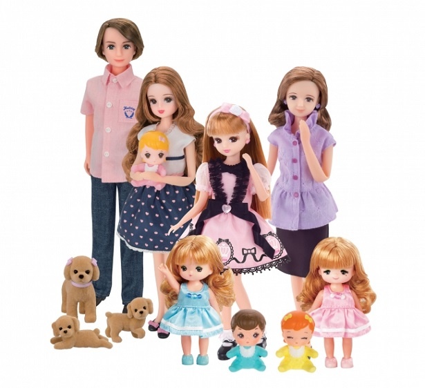 有名ブランドや著名人50組が50周年をお祝いするコラボリカちゃんも特別展示している