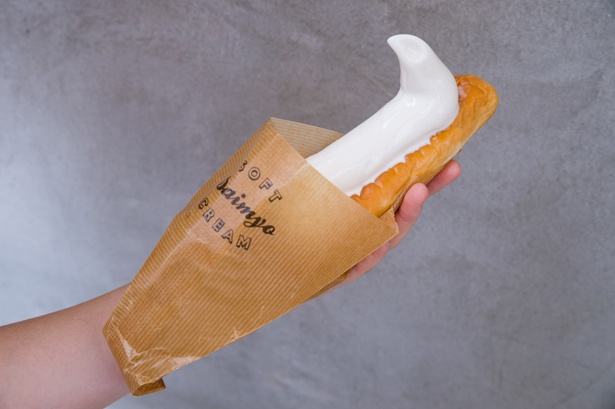 「コッペパンソフト」(450円)。温かいコッペパンと冷たいソフトクリームの最強タッグ！
