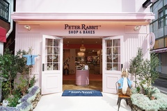 第1号店「Peter Rabbit(TM) SHOP&BAKES」の軽井沢店は旧軽井沢銀座通りにある。外観も周りに調和した淡いピンクの色調