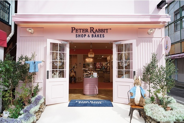 第1号店「Peter Rabbit(TM) SHOP&BAKES」の軽井沢店は旧軽井沢銀座通りにある。外観も周りに調和した淡いピンクの色調